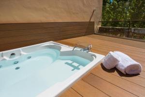a bath tub sitting on top of a wooden deck at TI Central Maria in Maria de la Salut