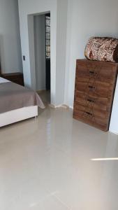 a bedroom with a bed and a wooden dresser at Cuarto en casa de campo in Arandas +1 photo