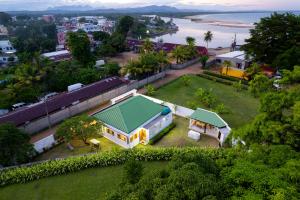 an aerial view of a house with a green roof at Maison d'hôte Chez Vané in Sambava