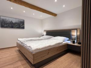 a bedroom with a large bed in a room at Fichtelrooms in Fichtelberg