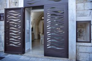 a door with aavy design on the side of a building at La Lanterna in Giovinazzo