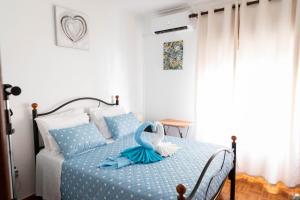 a bedroom with a bed with a swan on it at Casa 'Saudade' in Moura