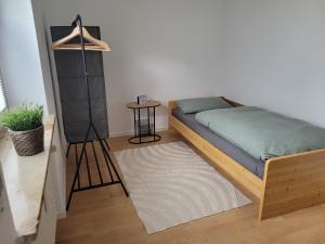a bedroom with a bed and a small table at Ferienwohnung am Stadtpark in Erding