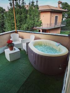 ein Whirlpool auf dem Balkon eines Hauses in der Unterkunft Rifugio del benessere in Monte Compatri