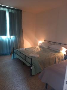 ein Schlafzimmer mit zwei Betten und einem Fenster in der Unterkunft Rifugio del benessere in Monte Compatri