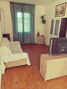 ein Wohnzimmer mit Sofa und Fernseher in der Unterkunft Rifugio del benessere in Monte Compatri