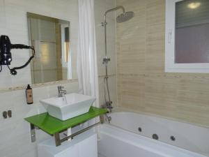 ein Badezimmer mit Waschbecken und Badewanne in der Unterkunft Brezo 2 in Yunquera de Henares + 13 Fotos