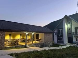 a building with a patio with tables and chairs at Lagusheda in Nashtkoli