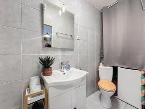 a bathroom with a white sink and a toilet at Cosy & Charmant - centre et tranquillité in Erstein