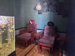 a room with two chairs and a fish tank at Sony massage in Gili Trawangan