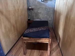 a small room with a bench in a wall at Sony massage in Gili Trawangan