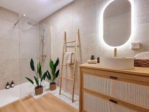 a bathroom with a sink and a shower and a mirror at La Suite BALI, Charme et Confort, Hyper centre in La Roche-sur-Yon +17 photos