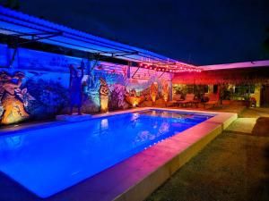 una casa con piscina di notte di Mayas Blue Bacalar a Bacalar