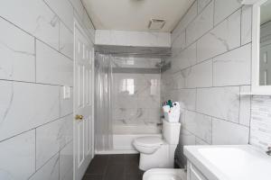 a white bathroom with a toilet and a sink at Spacious Bright Home In Woodbridge in Vaughan +21 photos