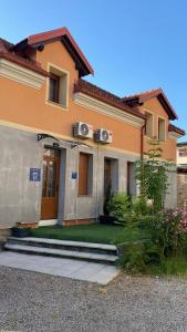 a house with two speakers on top of it at APARTMAN GALERIJA in Ogulin
