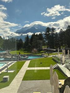 a resort with a pool and a mountain in the background at Zimmervermietung Ackersand in Stalden