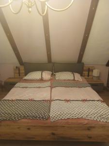 two twin beds in a room with a ceiling at Ferienwohnung im Traumhaus in Werda