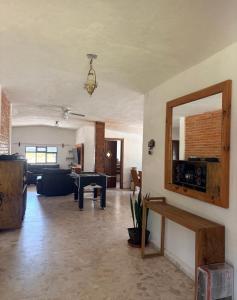 a living room with a couch and a mirror at La isla encantada in Aculco de Espinoza
