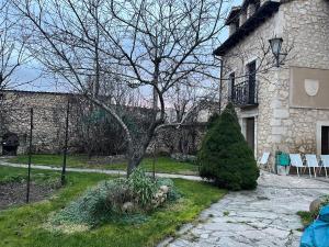 a house with a christmas tree in the yard at Casa del Herrador II in Carrascal del Río