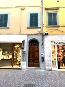 a building with a wooden door on a street at Casa Lore in Pontedera