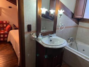 a bathroom with a sink and a bath tub at Casa del Herrador II in Carrascal del Río +7 photos