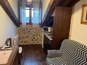 a small room with a bed and a kitchen at Casa del Herrador II in Carrascal del Río