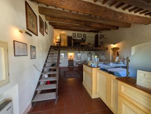 a kitchen with a spiral staircase in a room at Il Casale Del Cotone in San Gimignano