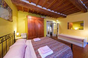 a bedroom with a bed and a bed and a bed at il Giglio di San Giovanni in Florence