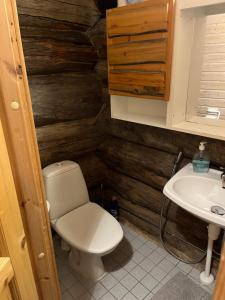 a bathroom with a toilet and a sink at Ruka Chalet Roma in Ruka