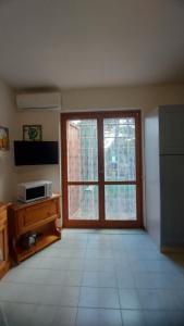 a kitchen with a large window and a refrigerator at Casa Licia Sorso in Marina di Sorso