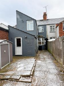 an empty driveway in front of a house at Spacious 3 Bed , Free Parking , Fast WiFi , Long Stays in Kettering