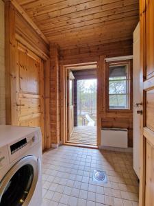 a laundry room with a washer and dryer in a cabin at Paratiisikuru 2 in Kakslauttanen