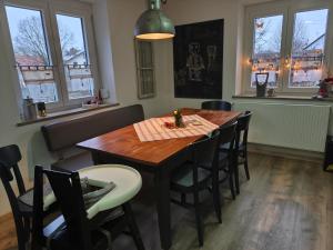 a dining room with a wooden table and chairs at ZUM SCHEUNENHOF - BAUERNHAUS - Nähe Legoland - Familienfreundlich - Handwerker willkommen in Ichenhausen