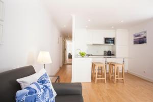 un soggiorno con divano e una cucina di Light of Lisbon Apartments II a Lisbona