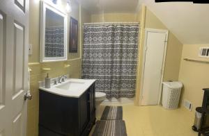 Harland House tesisinde bir banyo +13 fotoğraf