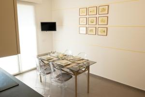 a dining room with a glass table and chairs at Sul VenTo del Po in Melara
