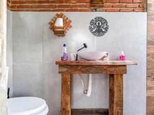 a bathroom with a sink on a wooden table at Chalé Agulhas Negras in Resende