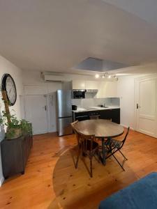 a kitchen and dining room with a table in a room at L'Atelier Saint Michel in Bordeaux