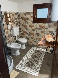a bathroom with a toilet and a sink at Căsuța Floarea Reginei in Borşa