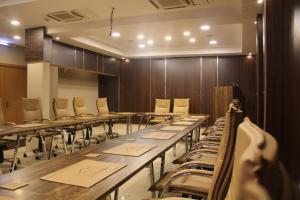 une salle de conférence avec une grande table et des chaises dans l'établissement Casablu Hotel, à Nouakchott