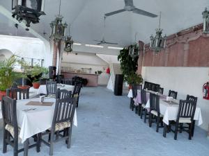 a dining room with tables and chairs in a building at Hotel Marina Palace Tequesquitengo in Tequesquitengo