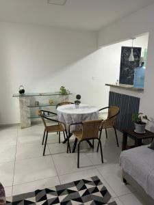 a dining room with a table and chairs at Refúgios de Itaúna in Saquarema