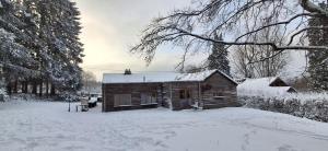 a small wooden cabin with snow on the ground at Les Grosses Pierres à Spa in Spa