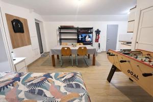 a living room with a table and a pool table at Grand studio équipé indépendant in Guipry-Messac