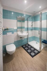a bathroom with a toilet and a sink and a shower at Grand studio équipé indépendant in Guipry-Messac