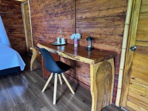 a wooden desk with a chair in a room at Anahari Centro Wellness in Quimbaya