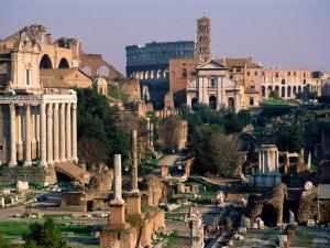 una vista aérea de las ruinas de la antigua ciudad en Appartamento Al Foro Romano, en Roma