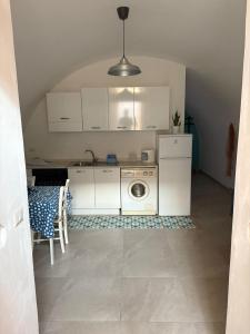 a kitchen with a washing machine in a room at Levante al porto in Bisceglie