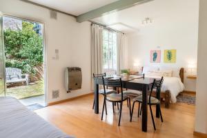 a dining room with a table and chairs and a bedroom at "Casa Amalia Apartamentos" Plaza Italia y Arístides a media cuadra, Ubicación Exclusiva Top in Mendoza