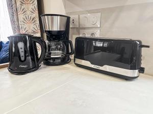 a microwave and a toaster on a kitchen counter at Séjour en Forêt 4 étoiles in Litteau